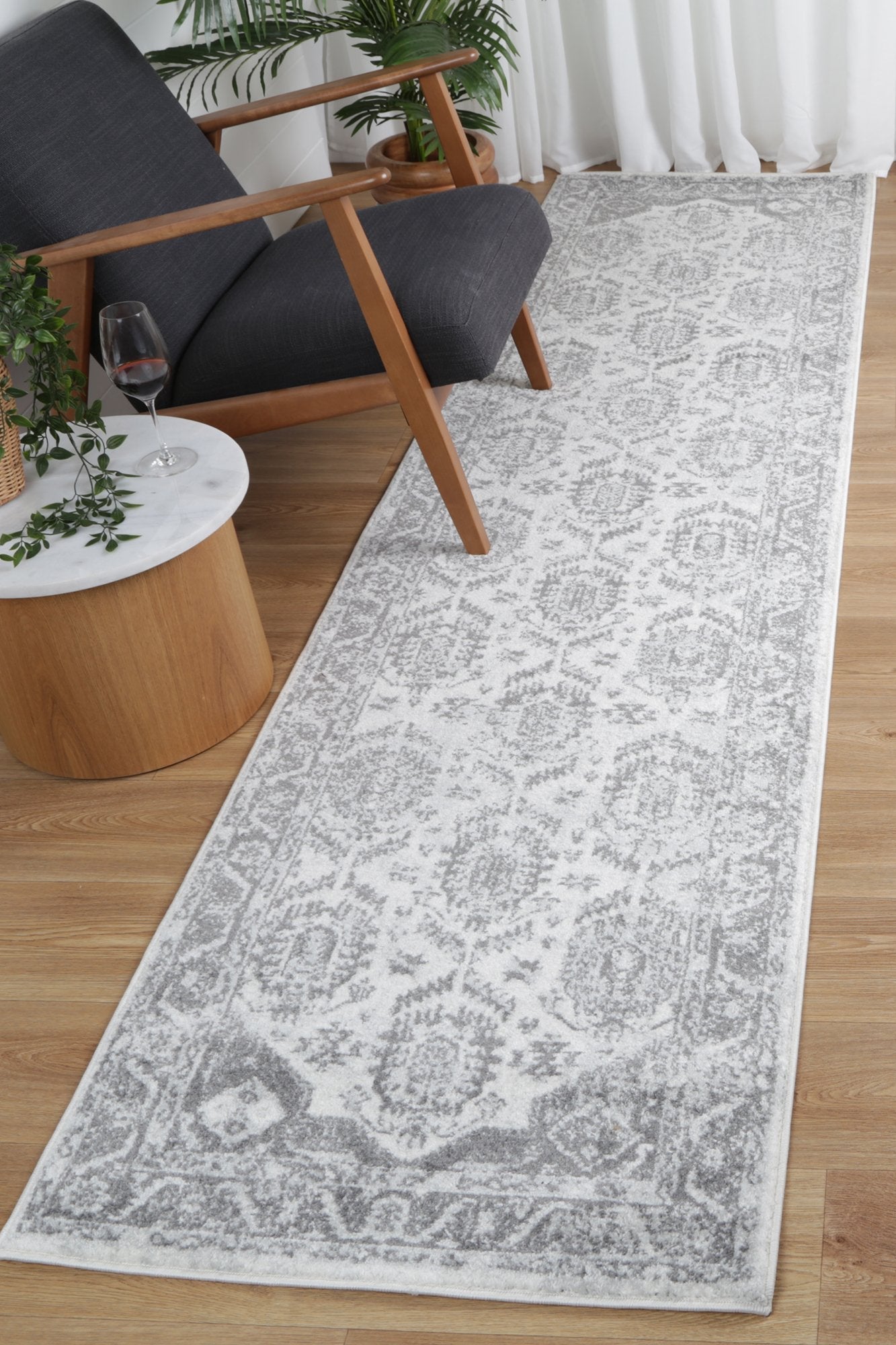 Provence Traditional in White and Grey : Runner